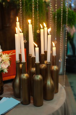 dekorasyon düğün töreni için masada mumlarla