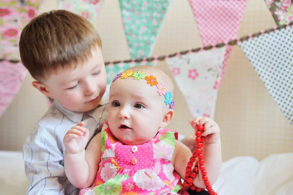 Adorable petit frère et sœur jouant ensemble — Photo