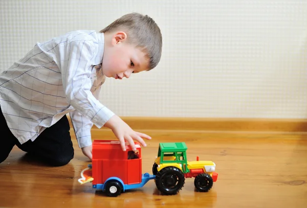 Junge Kleinkind spielt mit Spielzeugauto drinnen — Stockfoto