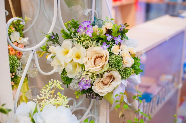 Wedding decoration of flowers for ceremony in restaurant — Stock Photo, Image