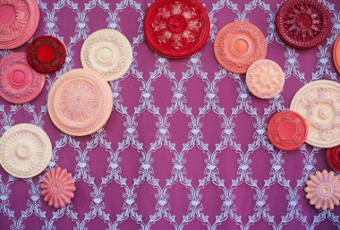 Düğün töreni sandalye ve bir çelenk çiçek dekorasyonu