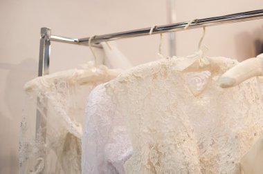 Güzel beyaz krem ipek şifon yapılmış gelinlik