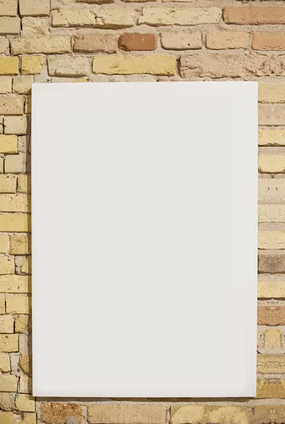 Cihlová zeď a bílý list s prostorem pro text — Stock fotografie