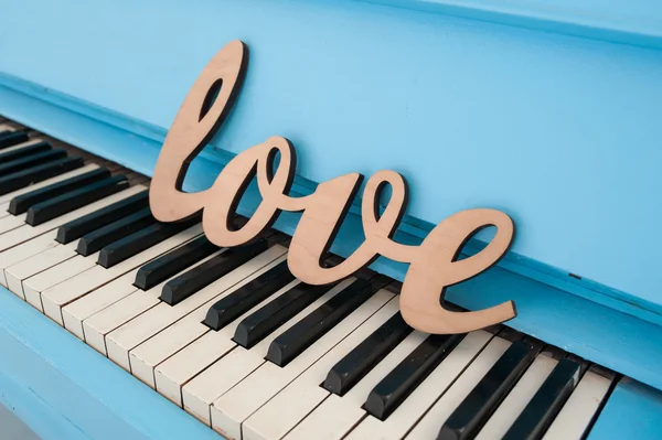 Houten woord liefde op piano bruiloft concept — Stockfoto