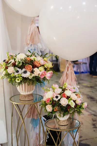 Beau décor de fleurs pour la séance photo de mariage — Photo