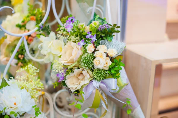 Hermosa decoración de flores para la sesión de fotos de boda — Foto de Stock