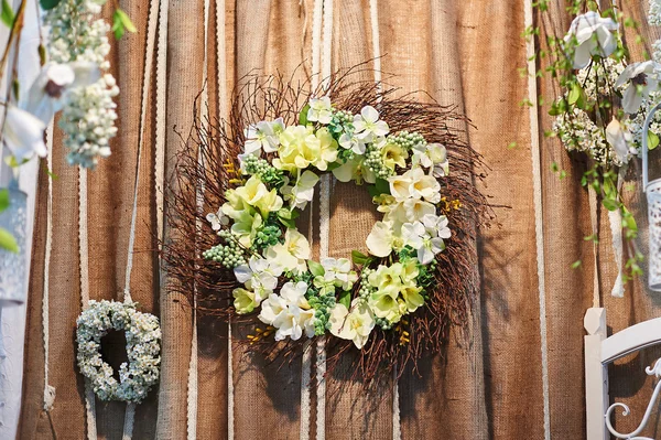 Decor of flowers on the wedding ceremony in restaurant — Stock Photo, Image