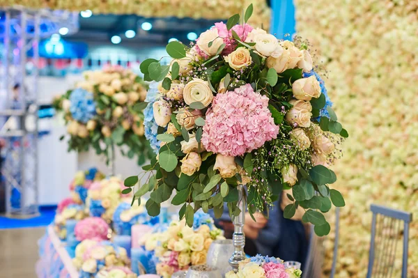 Decoração de casamento de flores em uma mesa festiva — Fotografia de Stock