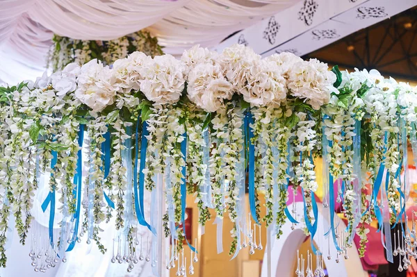 Dekor av blommor på vigseln i restaurang — Stockfoto