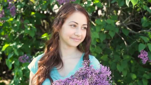 Joven hermosa mujer en el floreciente jardín de primavera lila — Vídeos de Stock