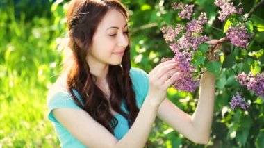 çiçek açması bahar bahçe leylak genç güzel kadın