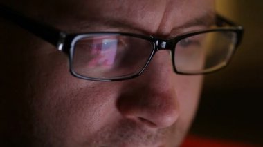 Genç adam smartphone ofisinde kullanılan yakın çekim