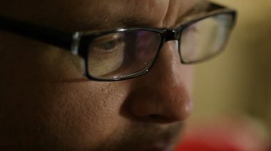 Genç adam smartphone ofisinde kullanılan yakın çekim