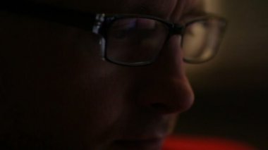 Genç adam smartphone ofisinde kullanılan yakın çekim