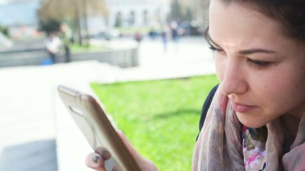 Jeune femme corrige maquillage regarder dans le téléphone miroir — Video