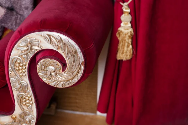 赤ソファーの金の古典的なスタイルで飾られて — ストック写真