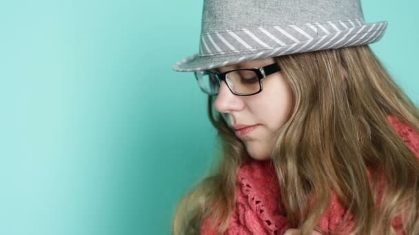 현대적인 스타일 안경 젊은 여자 — 비디오