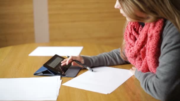 Jovem mulher em um escritório mãos escrevendo no papel — Vídeo de Stock