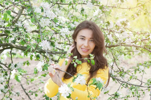 Ritratto di giovane donna in giardino fiorito — Foto Stock