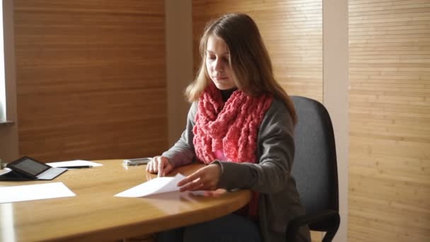 Młoda kobieta w biurze ręce pisanie na papierze — Wideo stockowe