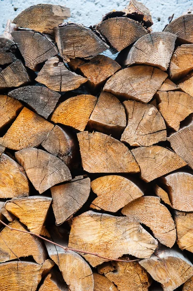 Tło suchych ciętych kłód drewna opałowego na stosie — Zdjęcie stockowe