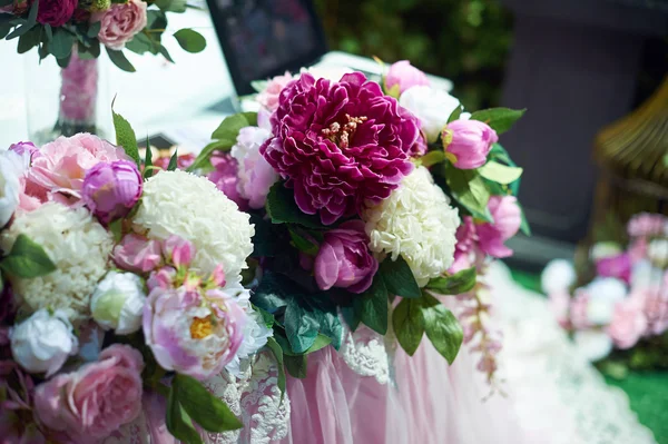 Boda decoración de flores para la ceremonia en restaurante — Foto de Stock