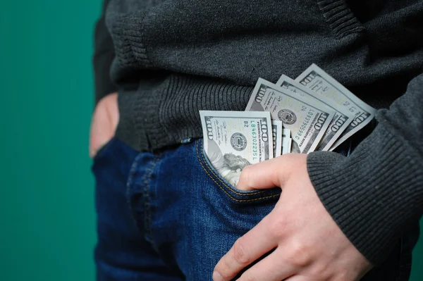 Άνθρωπος βάζοντας ένα δολάριο εκατό τραπεζογραμματίων στην τσέπη στο στήθος — Φωτογραφία Αρχείου