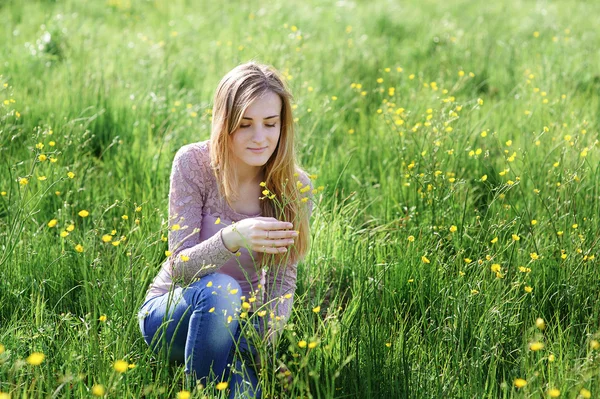 Młoda kobieta zrywanie kwiatów na łące lato — Zdjęcie stockowe
