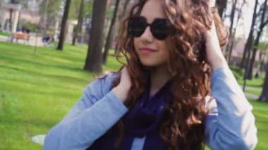 güzel genç kadın parkta güneş gözlüğü