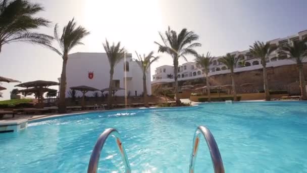 Blauwe zwembad van luxehotel — Stockvideo
