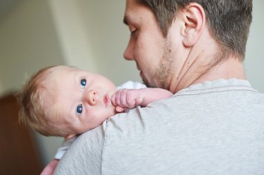 Yeni doğan bebek oğlu tutan genç Baba