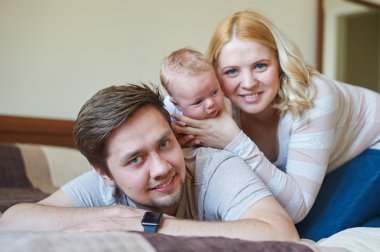 Güzel mutlu çift ve bir yatakta birlikte rahatlatıcı onların bebek