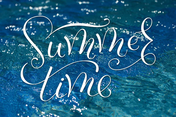 Desen su doku bir yüzme havuzu ve kelimeler yaz saati — Stok fotoğraf