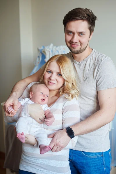 Ritratto di giovane famiglia felice con un bambino — Foto Stock