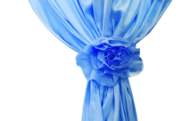 白い背景で隔離の弓でブルーのシルクのカーテン — ストック写真