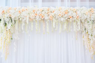 Tören için beyaz ve pembe güller güzel düğün kemer