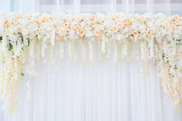 Bellissimo arco di nozze di rose bianche e rosa per la cerimonia — Foto Stock