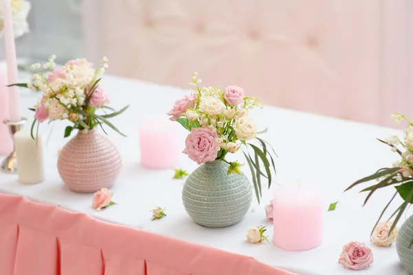 在婚礼桌上的花瓶中的花束 — 图库照片
