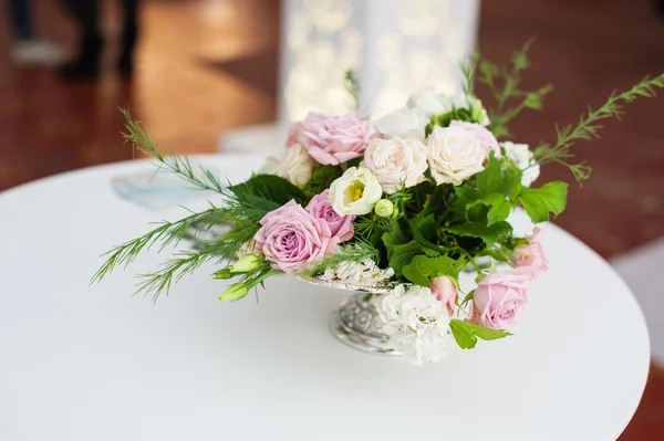 Ramo de flores en jarrón en la mesa de bodas — Foto de Stock