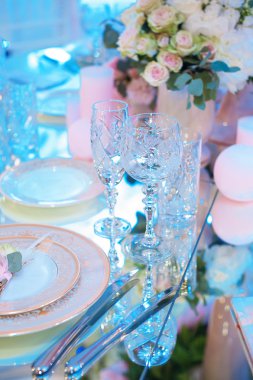 bir restoranda düğün masaya çiçek dekoru