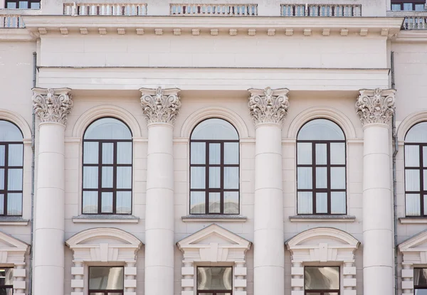 Gevel van een oud gebouw met kolommen en windows — Stockfoto