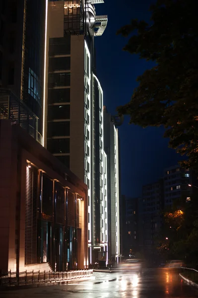 Fassade eines mehrstöckigen Gebäudes wird nachts beleuchtet — Stockfoto