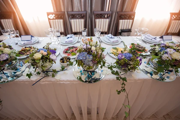 Vacker inredning med blommor på ett bröllop bord i restaurangen — Stockfoto