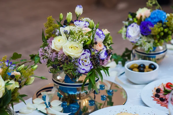 restoranda bir düğün masaya çiçek güzel dekor