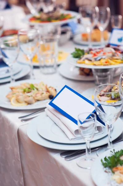 Decorated table set for a wedding dinner with greeting card — Stock Photo, Image