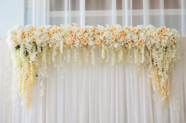 Güzel düğün kemer kapalı pembe ve beyaz çiçekler ile dekore edilmiştir.