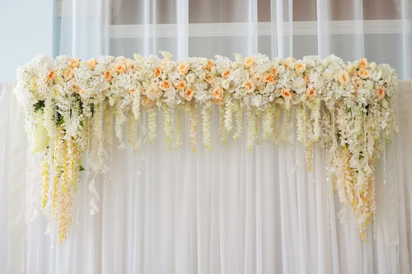 Bellissimo arco di nozze decorato con fiori rosa e bianchi all'interno — Foto Stock