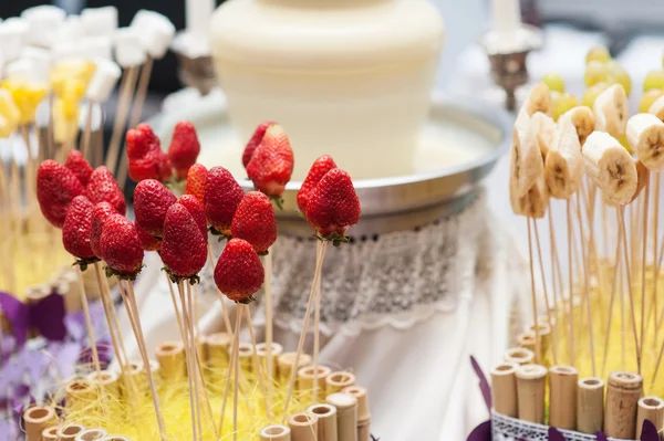 Strawberries on skewers for chocolate fountains wedding dessert — Stock Photo, Image