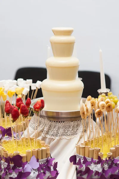 Fondue fonte de chocolate branco sendo mergulhado — Fotografia de Stock