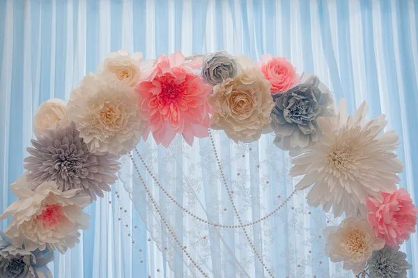 Vackra bröllop arch dekorerad med rosa och vita blommor inomhus — Stockfoto